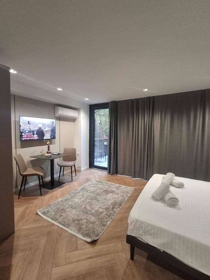 Foto 3 von 14: Two-Bedroom Apartment with Balcony