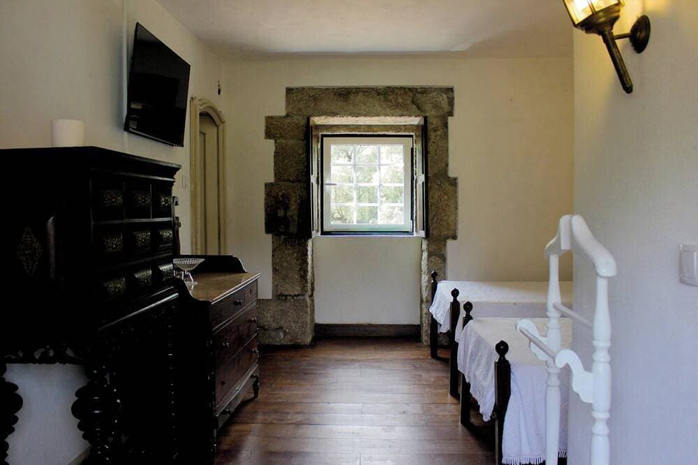 Foto 12 von 30: Quinta Paredes, Land of Paradise, immersed in nature, with its medieval tower.