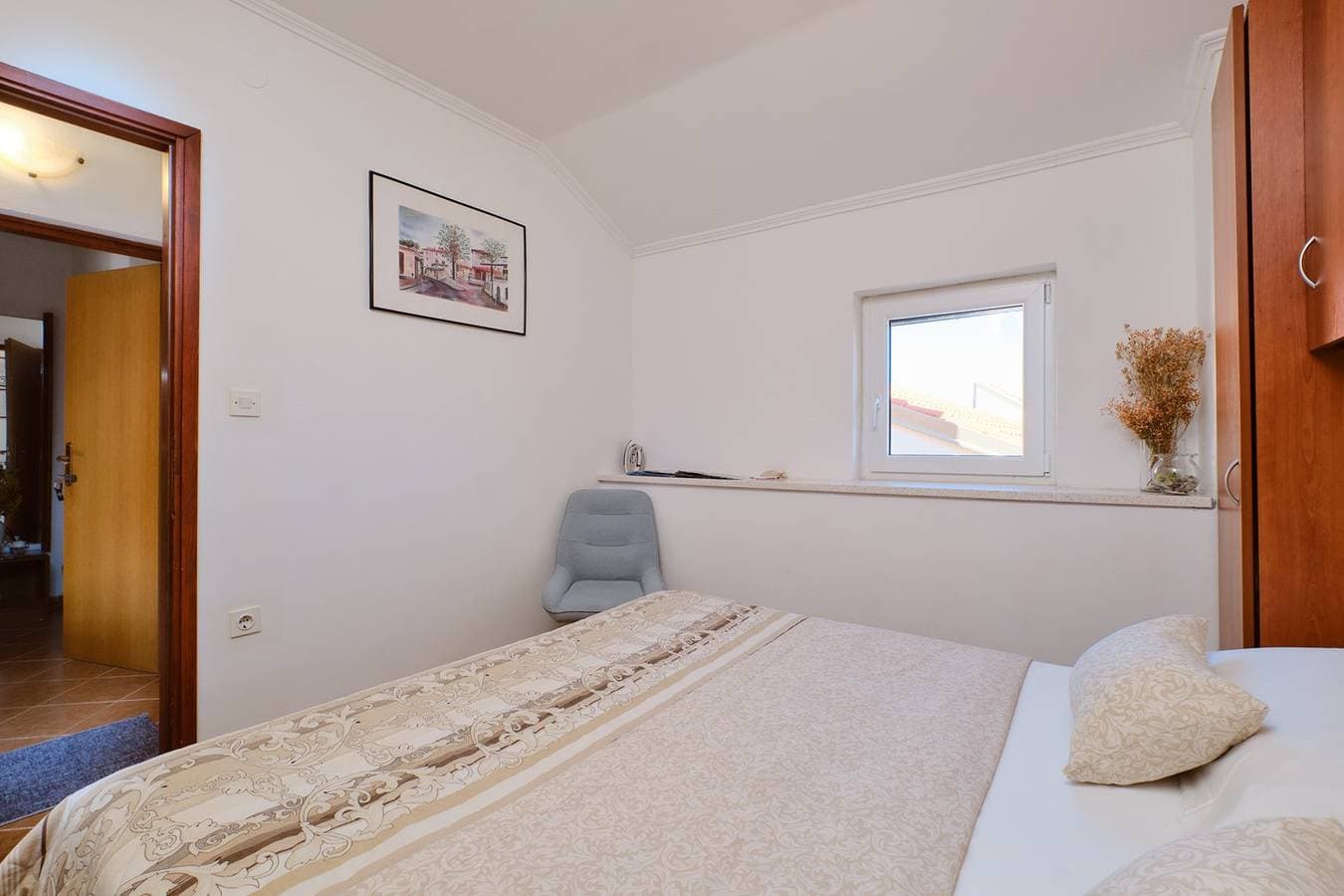 Foto 5 von 22: Das Apartment Jasmina 1 befindet sich in ruhiger Lage in Mali Lošinj. Es ist ideal für zwei Personen und besteht aus einem Schlafzimmer, einem Badezimmer, einem Wohnzimmer, einem Esszimmer und einer Küche. Es verfügt außerdem über eine Terrasse und einen Parkplatz vor dem Gebäude.