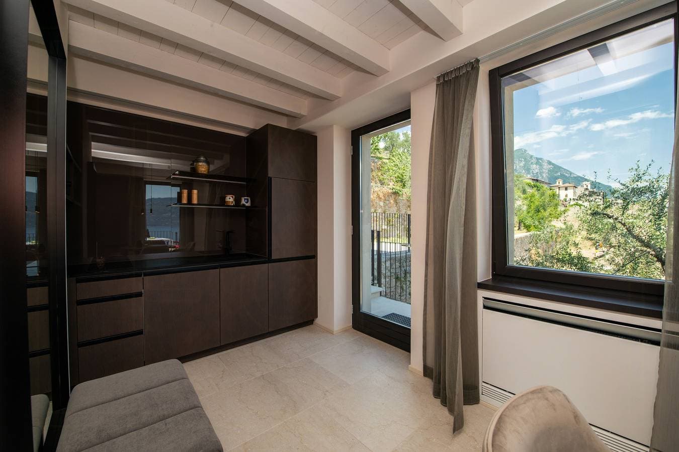 Foto 5 von 46: Turm mit Pool und Terrassen mit Seeblick in Gargnano