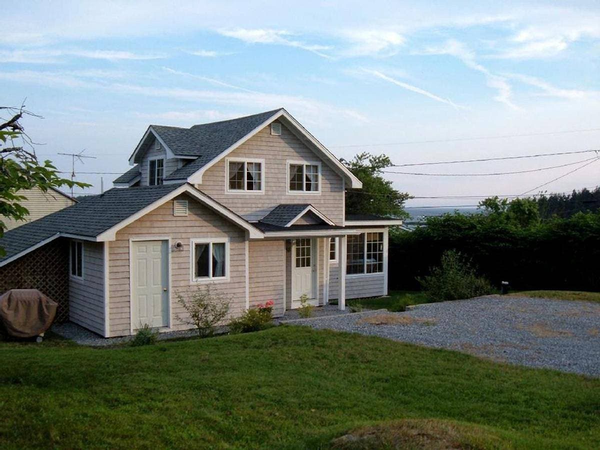 Scenic Cottage Rental near the Beach on Casco Bay, Maine 1