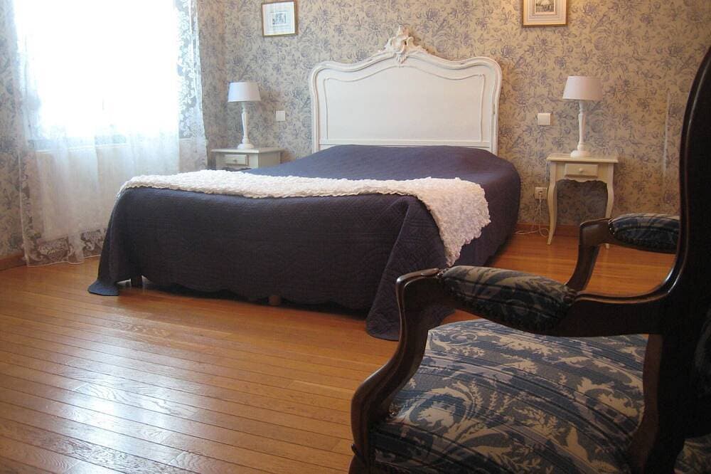 Foto 3 von 21: Gästezimmer „Les Charmilles – Rotes Zimmer“