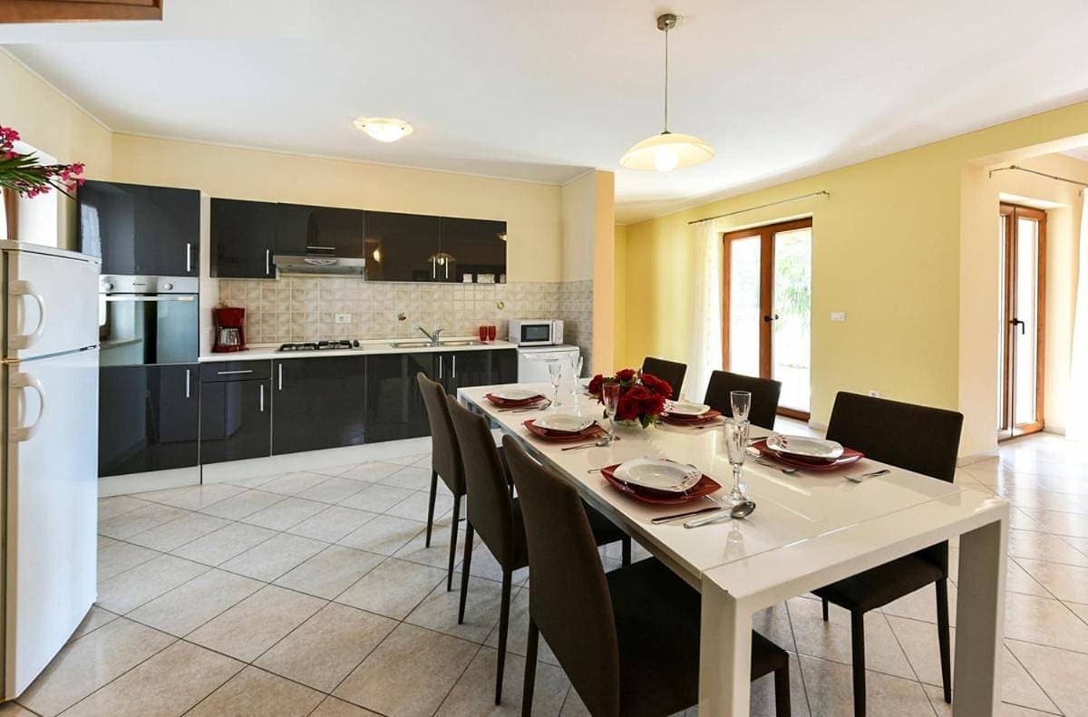 Foto 4 von 18: Sveti Lovrec Pazenaticki Villa Sleeps 6 Pool WiFi