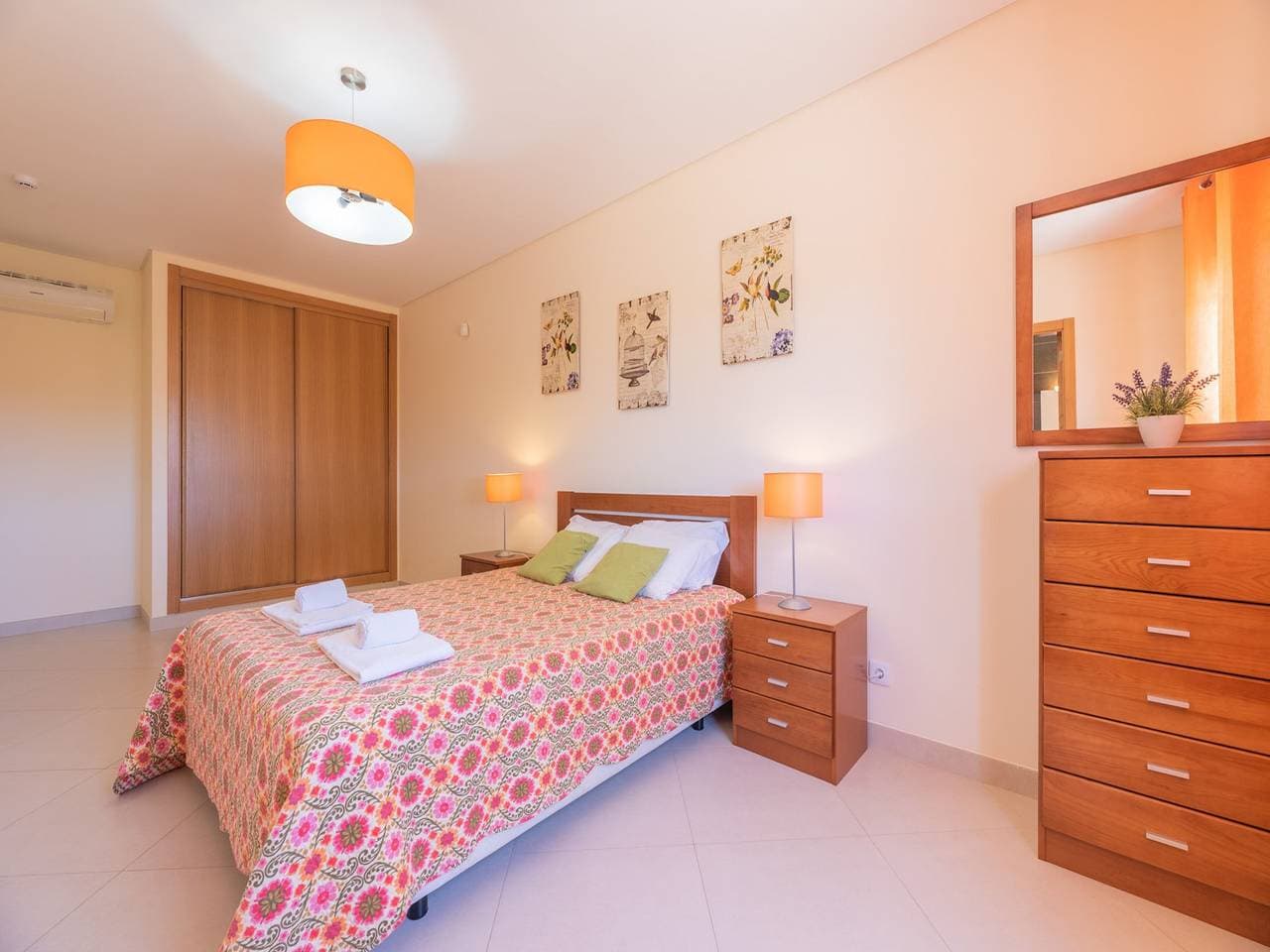 Foto 12 von 34: Spacious Albufeira  Villa | 4 Bedrooms | Villa Avos De Parra | Air Conditioned Bedrooms | Private Setting