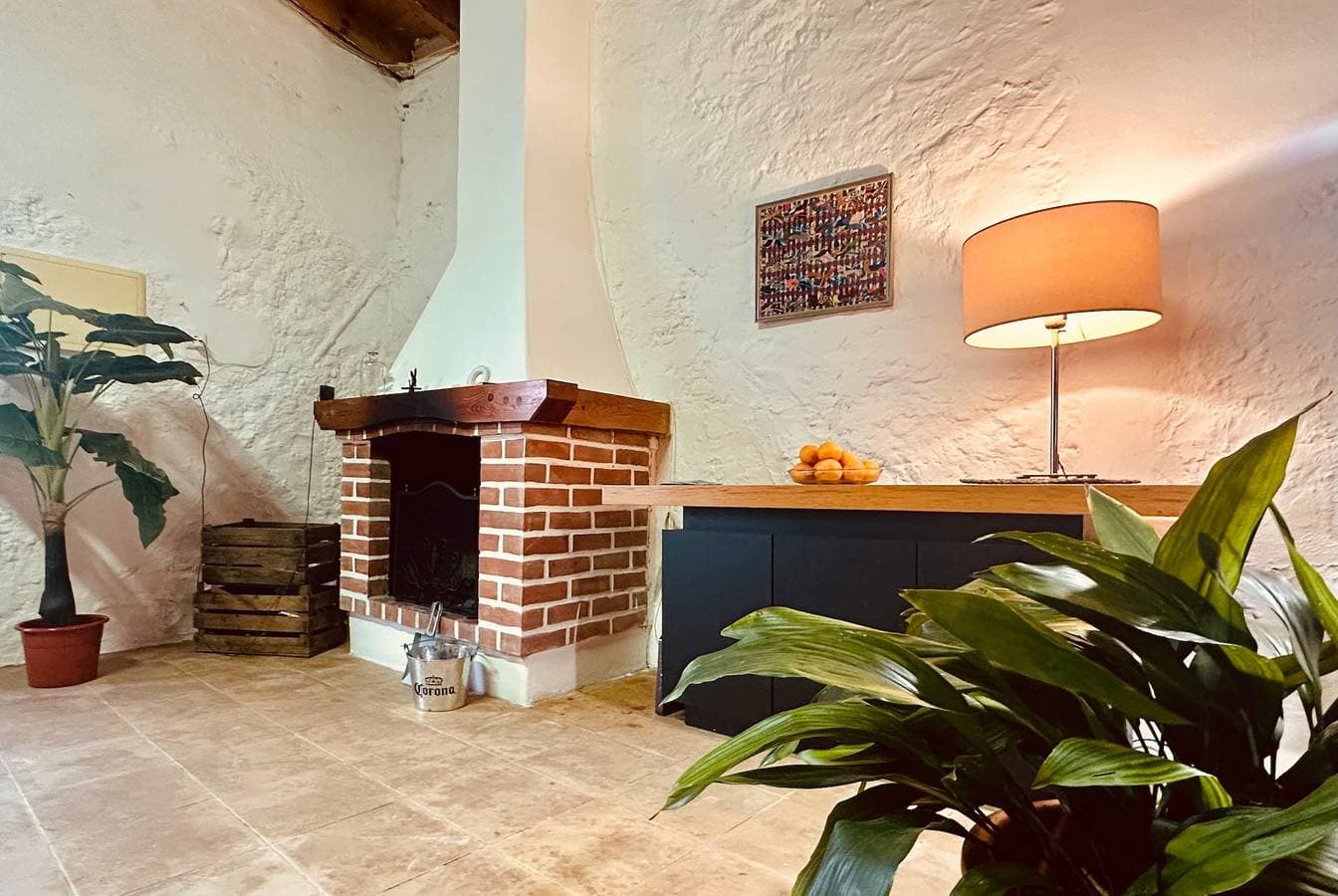 Foto 8 von 48: Charming Wine Cellar Loft with Terrace, Pizza Oven & Fireplace â 15 min to the Beach