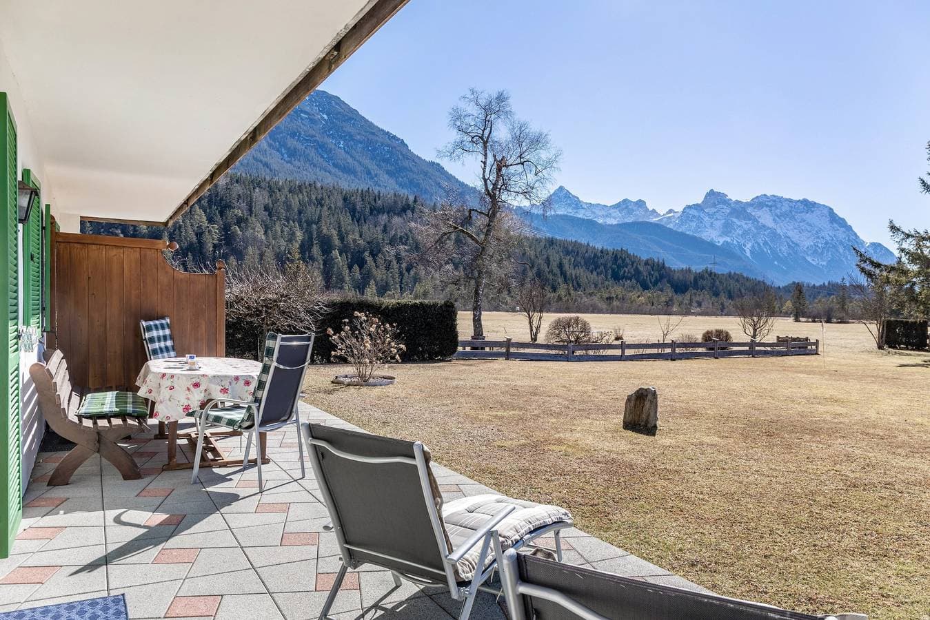 Foto 2 von 18: Ferienwohnung 'Alpenblick Tilly - Eibsee' mit Bergblick, Gemeinschaftsterrasse und WLAN