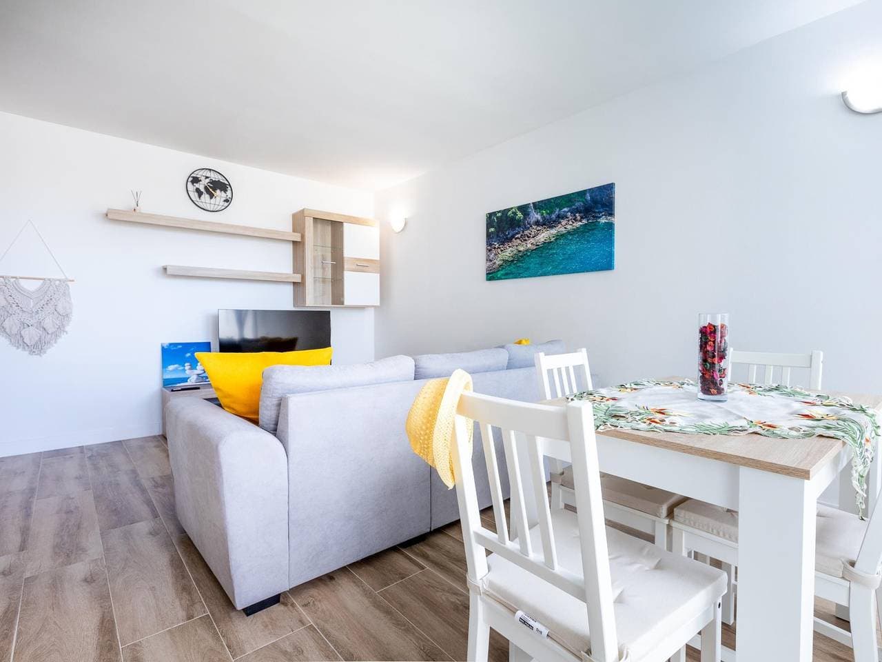 Foto 6 von 27: 47 Amazing Primavera mit Wifi, Terrasse, Pool