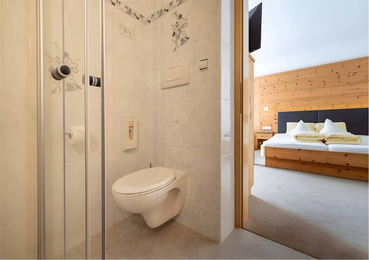 Foto 10 von 21: Zimmer 'Passerblick Silber 1' mit Bergblick, Gemeinschaftspool und WLAN