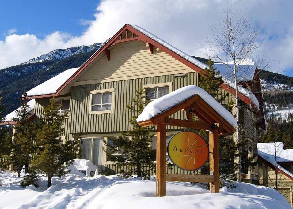 Aurora Townhomes by StayIn 1