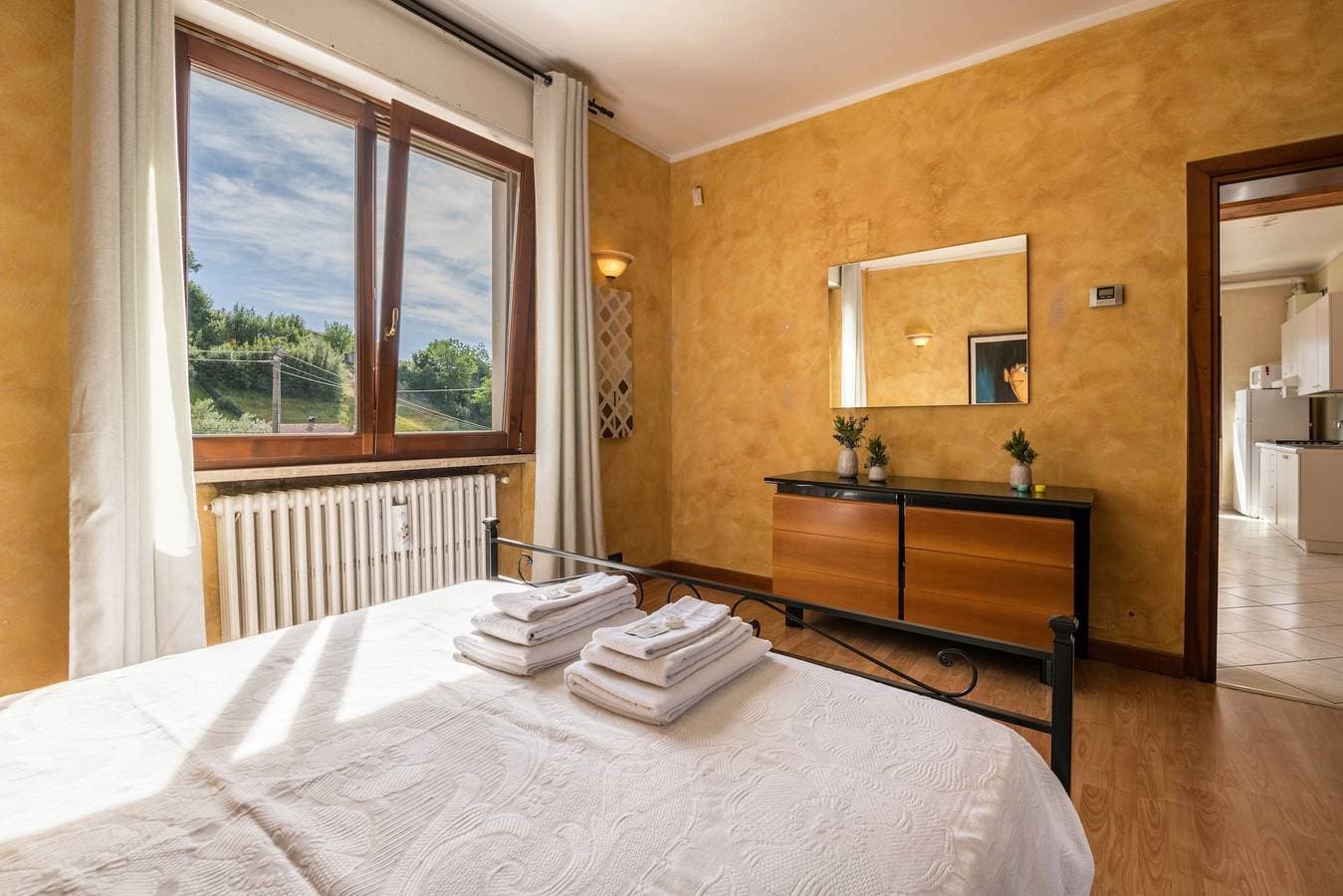 Foto 2 von 33: Ferienwohnung mit Seeblick, Pool, WLAN & Terrasse