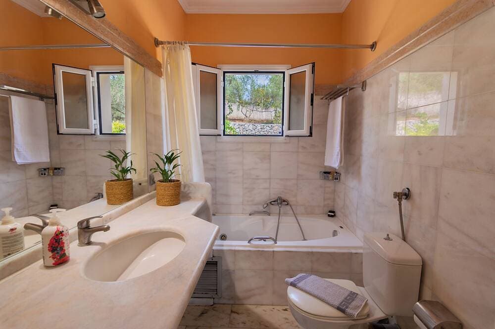 Foto 10 von 30: Private pool Villa Nefeli in Dassia Corfu