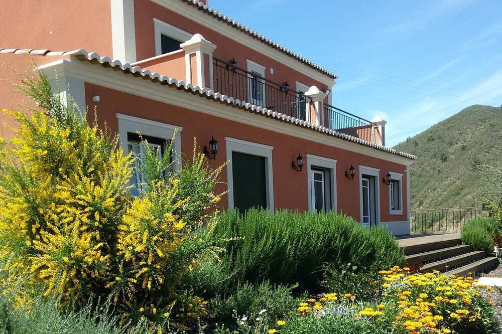 Foto 7 von 30: Luxuriöse Villa mit Pool und idyllischer Seenlandschaft