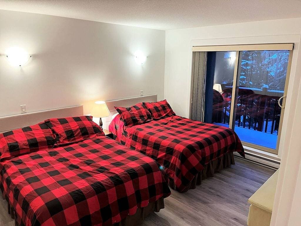 Foto 2 von 13: Renovated 3 bedroom condo, lower village, steps from the gondola and Toby pool.