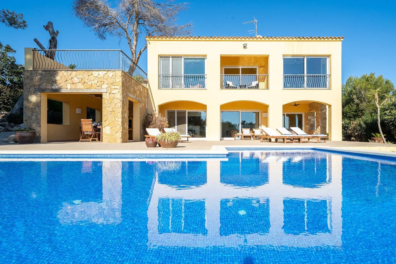 Foto 2 von 44: Villa 'The Beauty of Cala Tamarit' mit Meerblick, Pool, WLAN und Garten