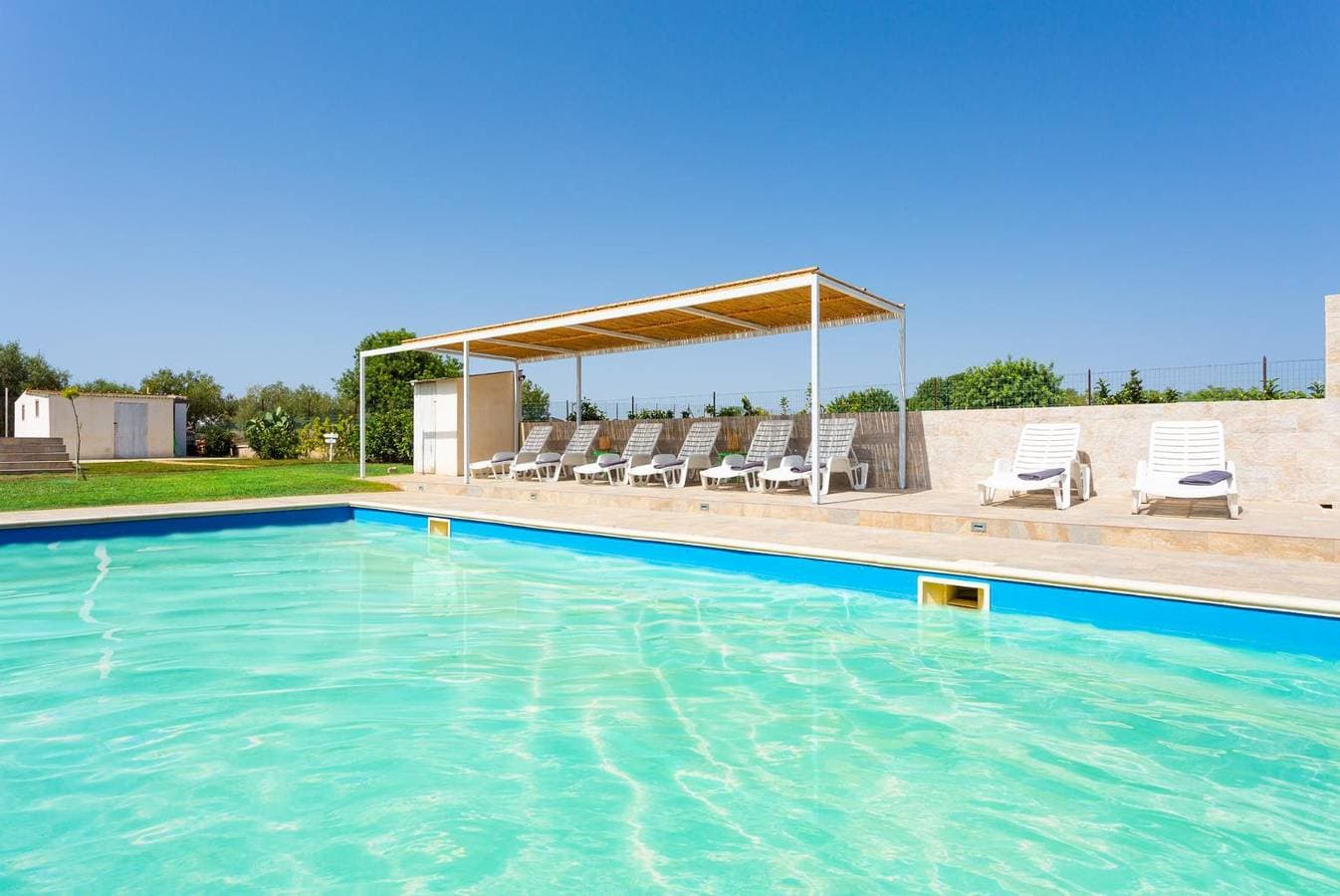 Foto 8 von 43: Villa für 8 Personen mit Garten