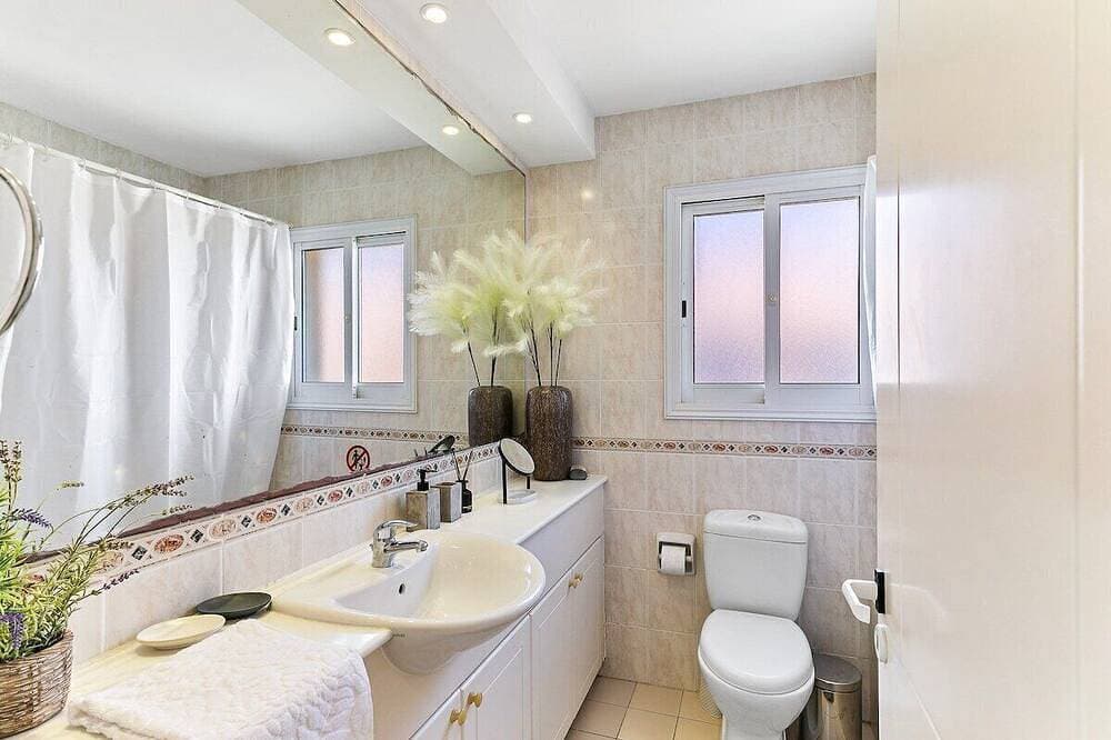 Foto 7 von 27: Modern-Apartment-Poolblick-Eigenes Badezimmer