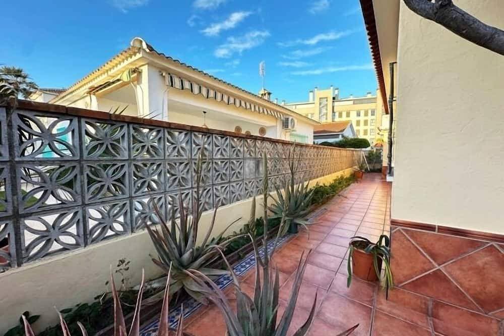 Foto 4 von 30: 3-Bedroom Villa with Garden, BBQ and Pool, 350 m from the Beach