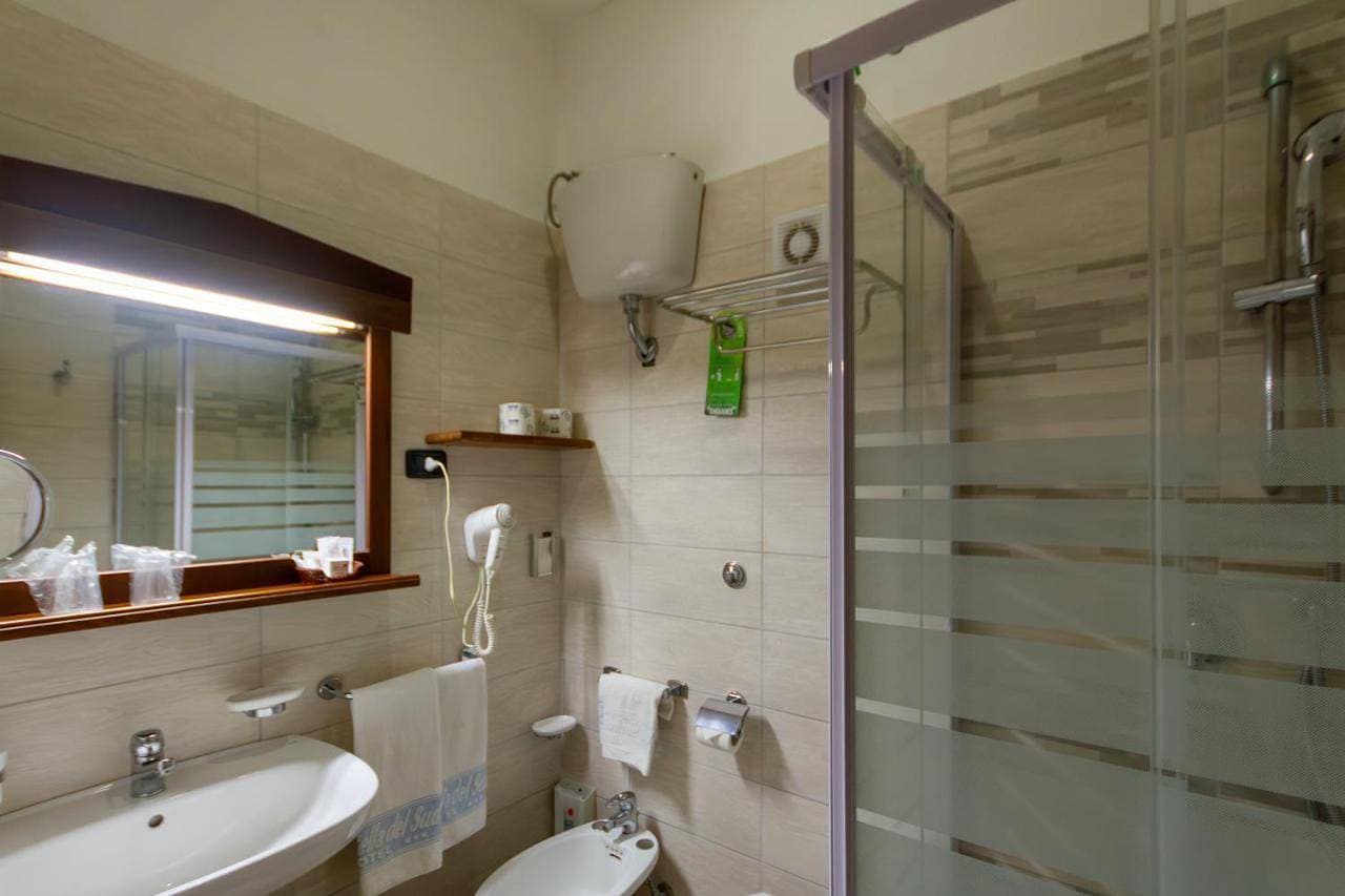 Foto 5 von 6: Economy Double or Twin Room