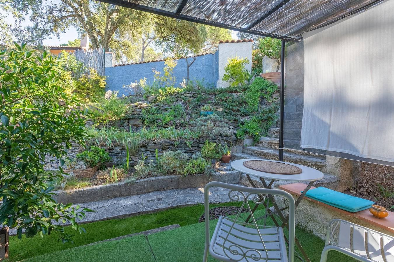 Foto 12 von 22: Gästezimmer „Au Jardin Des Couleurs“ mit Bergblick, WLAN und Klimaanlage