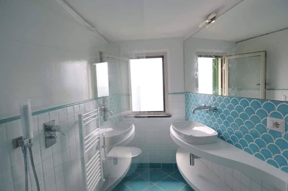 Foto 9 von 27: Romantic cottage, wide terrace overlooking the sea.