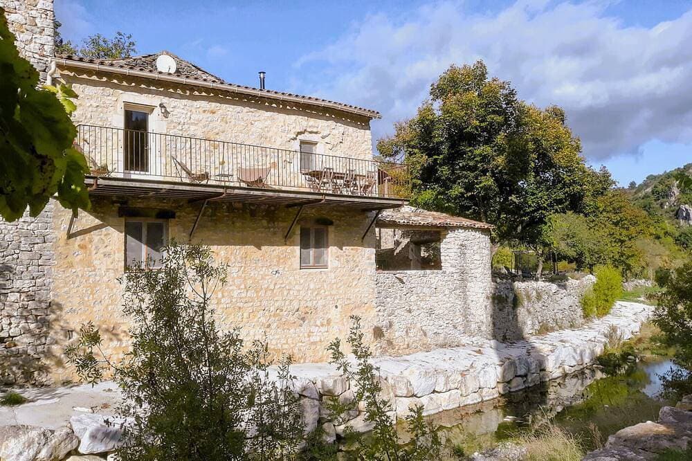 Foto 10 von 30: Atemberaubendes Haus in Gras mit privatem Swimmingpool, der sowohl drinnen als.