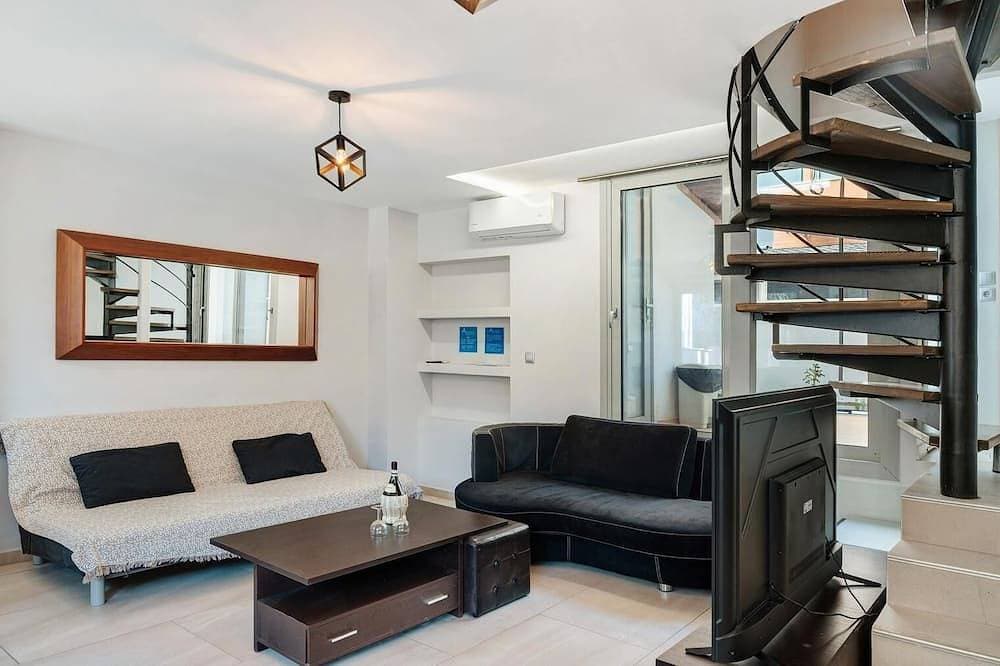 Near to Athens airport. 30m from the beach & 100 from shopping center of Artemis 1
