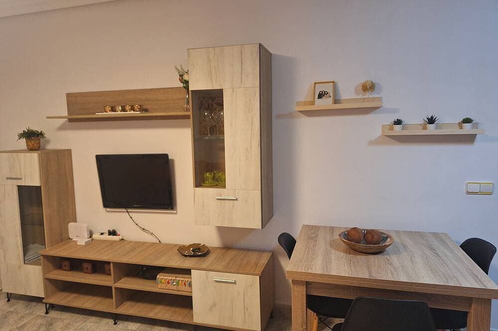 Foto 13 von 25: Playamar Retamar, is in first line of beach, urbanization with swimming pool.