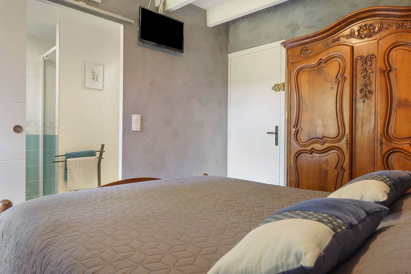 Foto 8 von 32: Bed & Breakfast 'Chambre Chataignier mit Pool', Bergblick, Gemeinschaftspool, WLAN