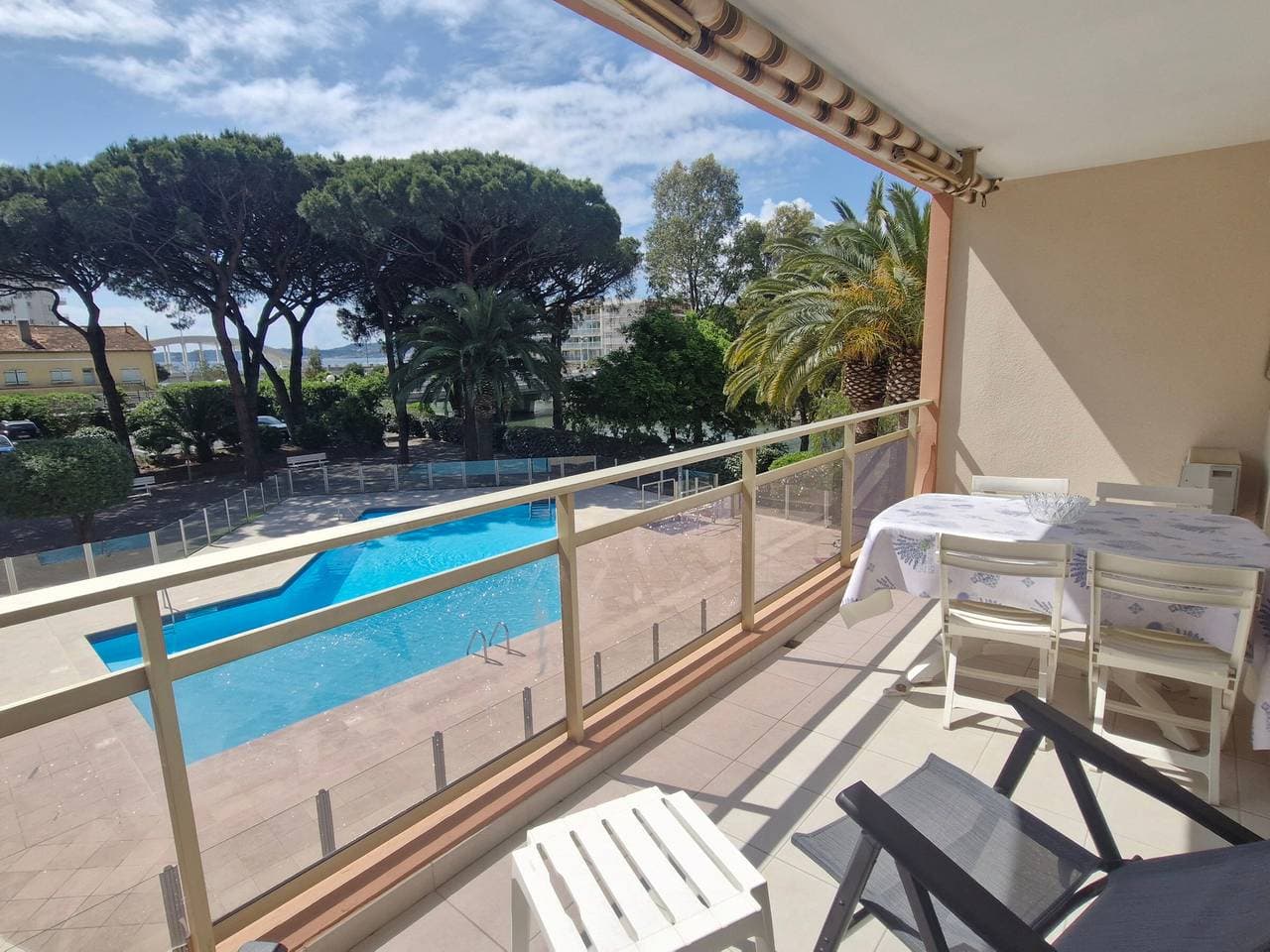Foto 4 von 16: Studio mit Schlafbereich, Meerblick, Pool und Parkplatz in Sainte-Maxime