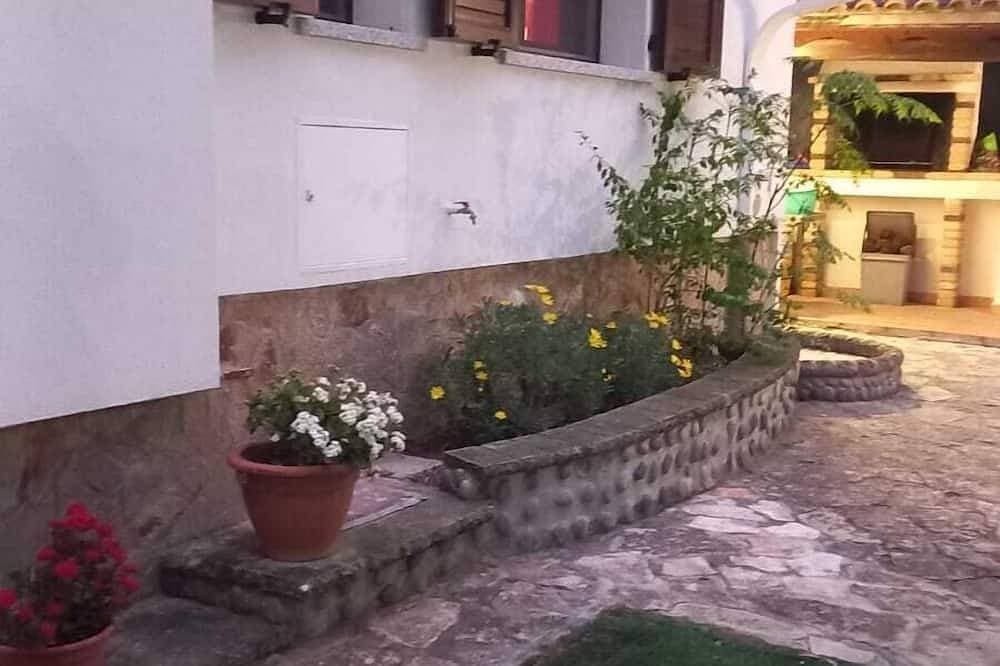 Foto 7 von 30: Unabhängige Villa mit exklusivem Grundstück Garten