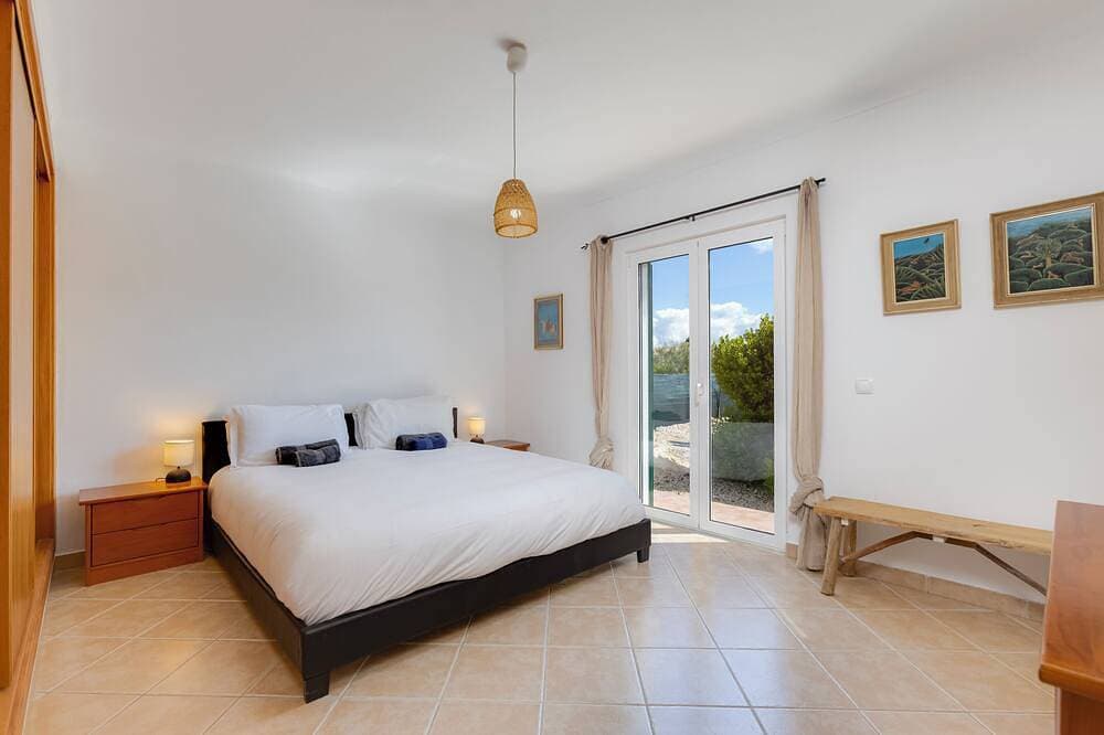 Foto 2 von 30: Rustic Chic Villa with solar heated Pool five minutes from the beach!
