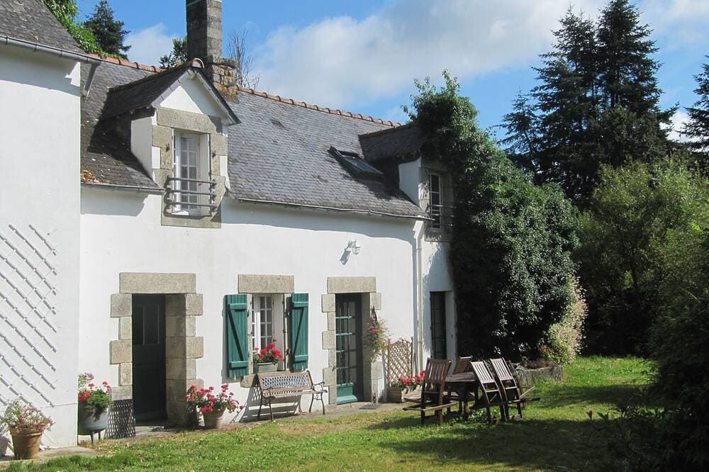 Foto 11 von 25: Beautiful Rural Cottage with Pool  3 bed, 2 bath own gardens. Ideal for families