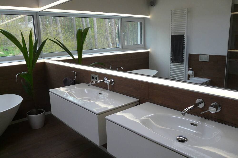 Foto 5 von 29: Luxus-Ferienhaus direkt am See, naturnaher Komfort in modernem Stil