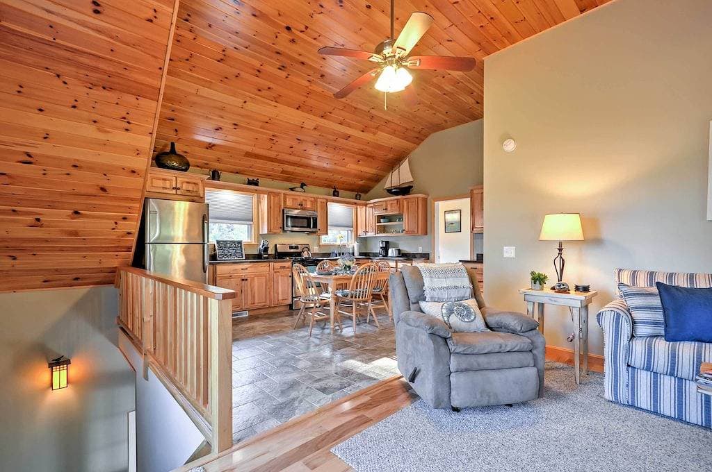 Foto 11 von 24: Waterfront Prospect Harbour Cottage mit Hof und Feuerstelle