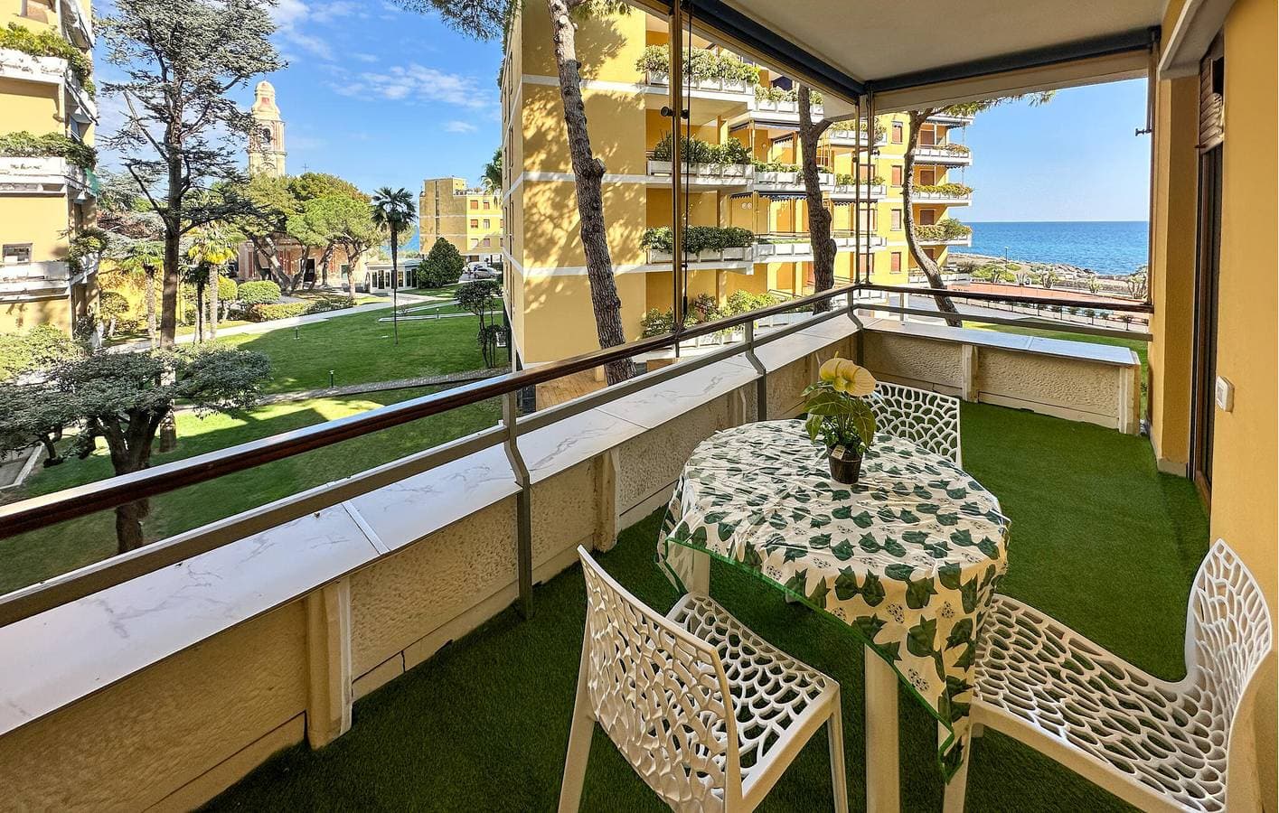 Foto 2 von 29: Gemütliche 2-Zimmer-Wohnung mit Meerblick, Pool, Terrasse und Garage in Poggi