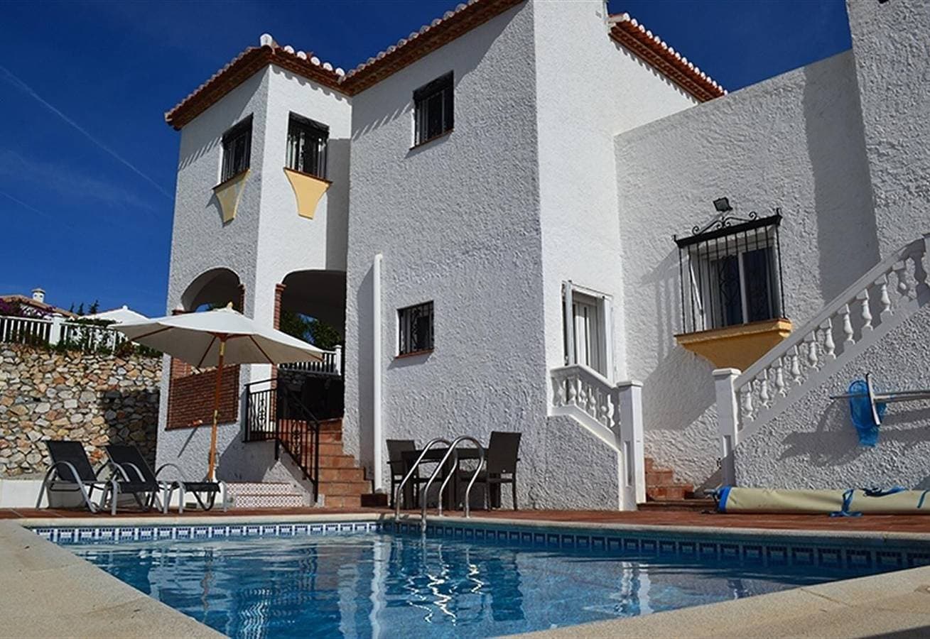 Foto 3 von 28: Villa 'Casa El Pescador' mit Blick auf das Meer und die Berge, Pool und Garten