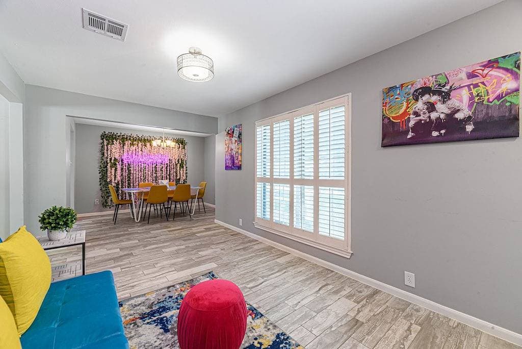 Foto 12 von 37: The Paris- Colorful 3Bedroom 2Bath Sfh w/Heated Pool Available