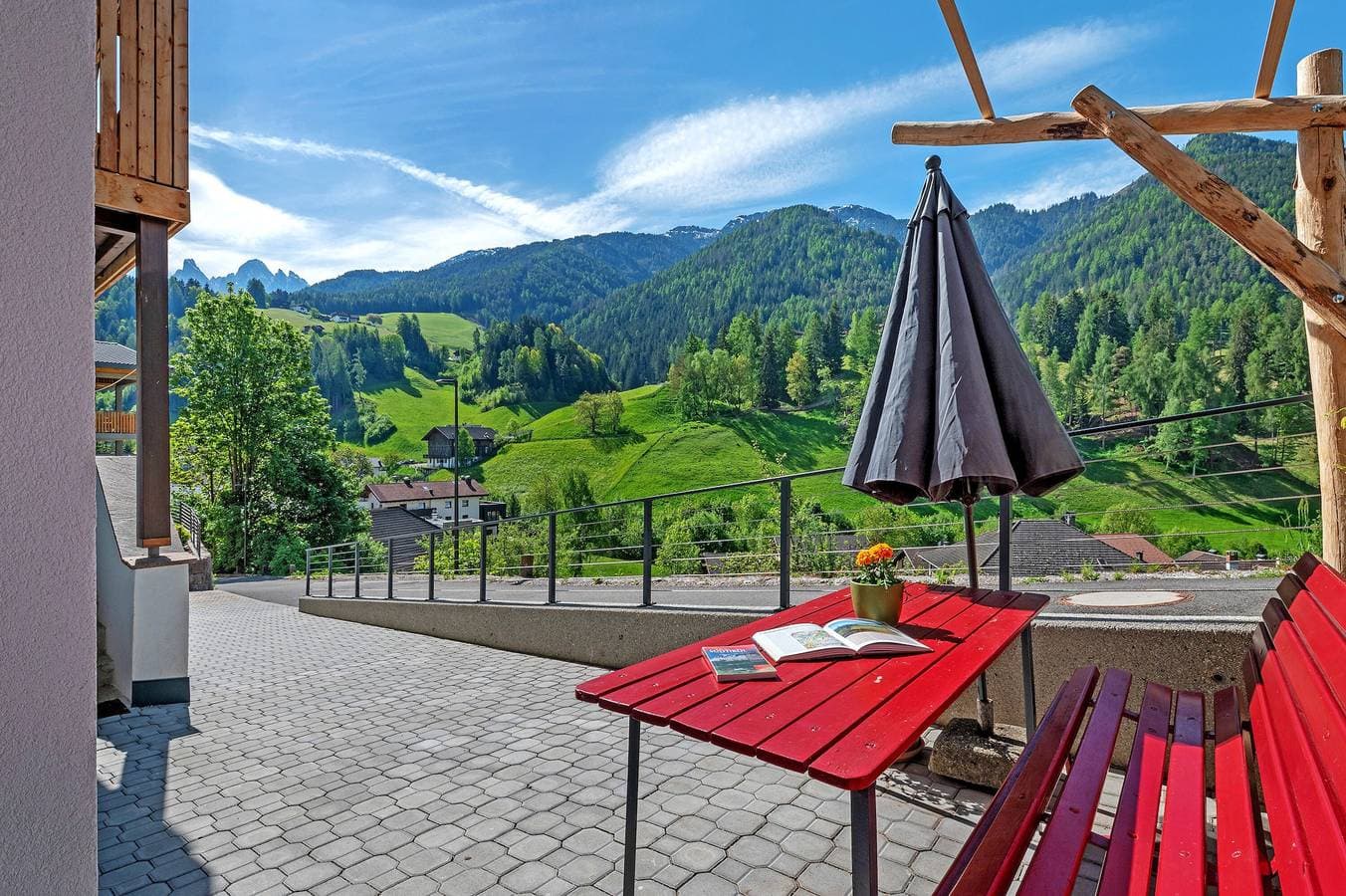 Foto 12 von 34: Ferienwohnung 'Villa Anna Apartment Raschötz' mit Bergblick, Gemeinschaftsgarten und WLAN