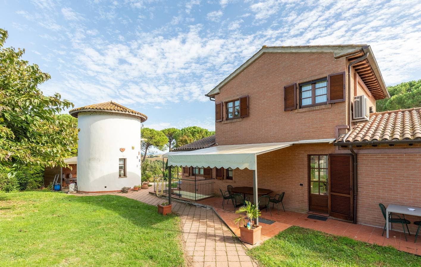 Foto 5 von 34: Moderne Ferienwohnung mit Garage, Pool und Garten