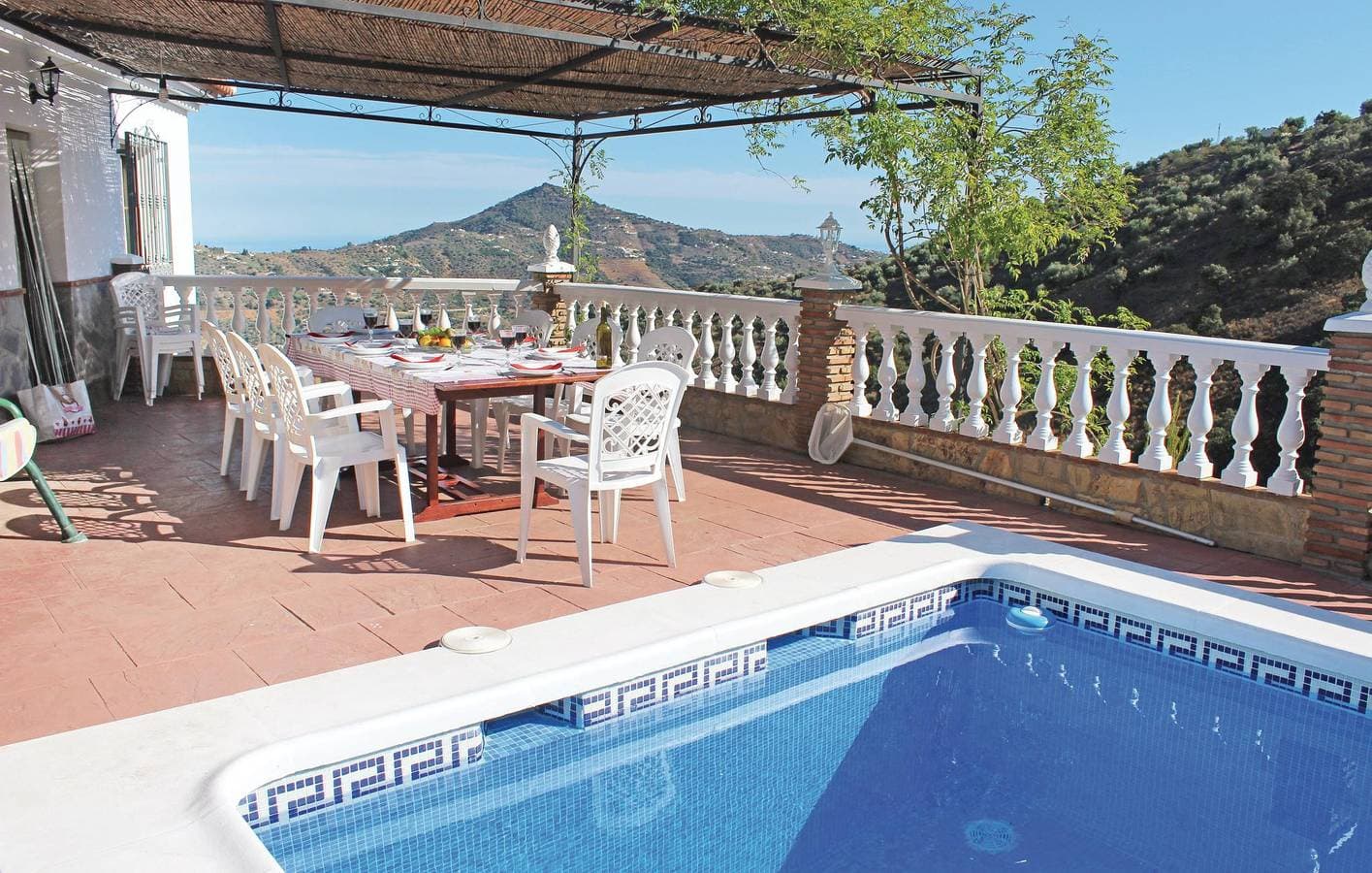 Foto 6 von 19: Meerblick-Apartment mit Pool, Terrasse und Kochnische