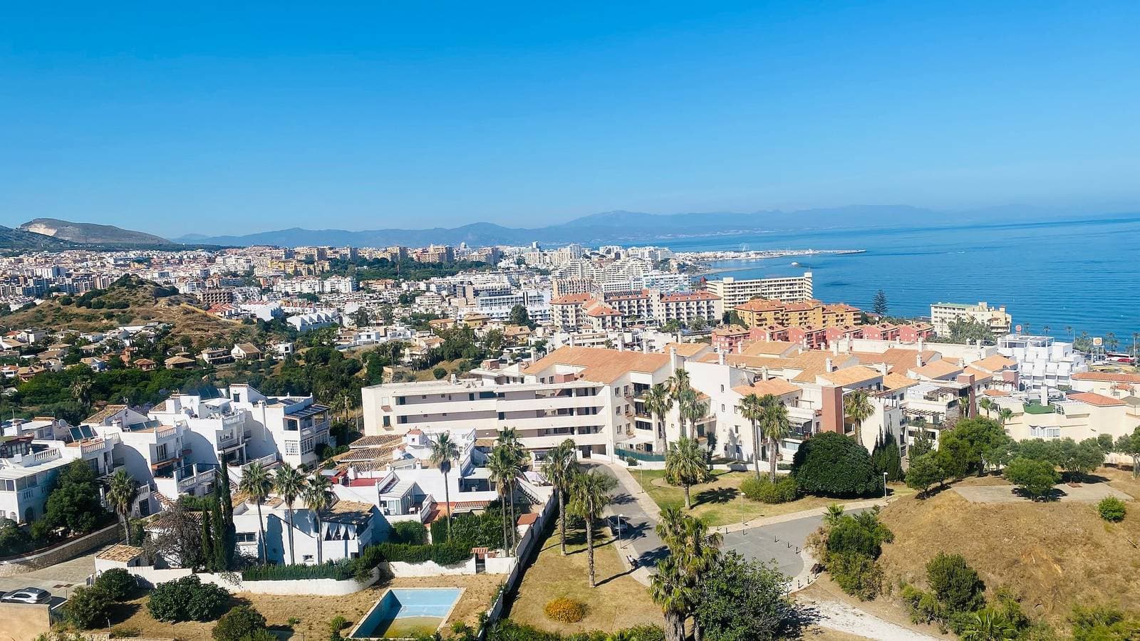 Foto 3 von 28: Apartment 'Oasis Torrequebrada' mit Ausblick, Pools, privatem Parkplatz und WLAN