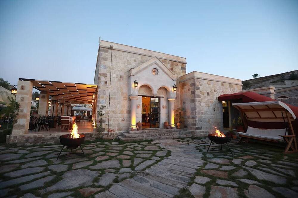 Foto 8 von 16: Historical Getaway! Relaxing Unit with Pool, Sauna and Free Parking!