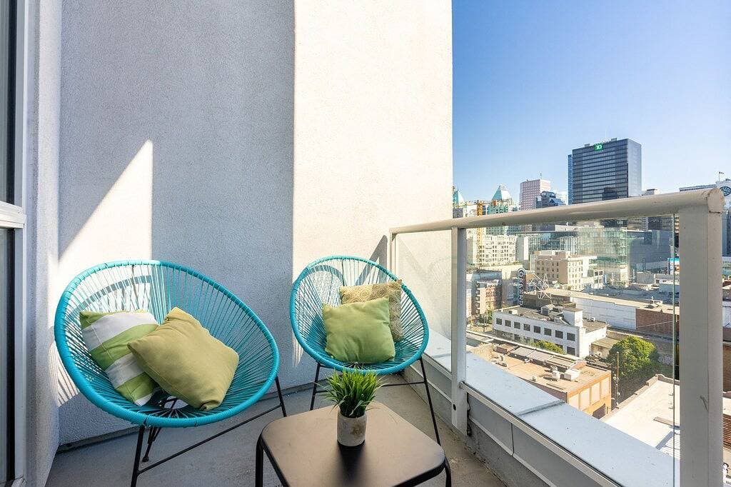 Modern Downtown Vancouver Loft. Parking included. 1