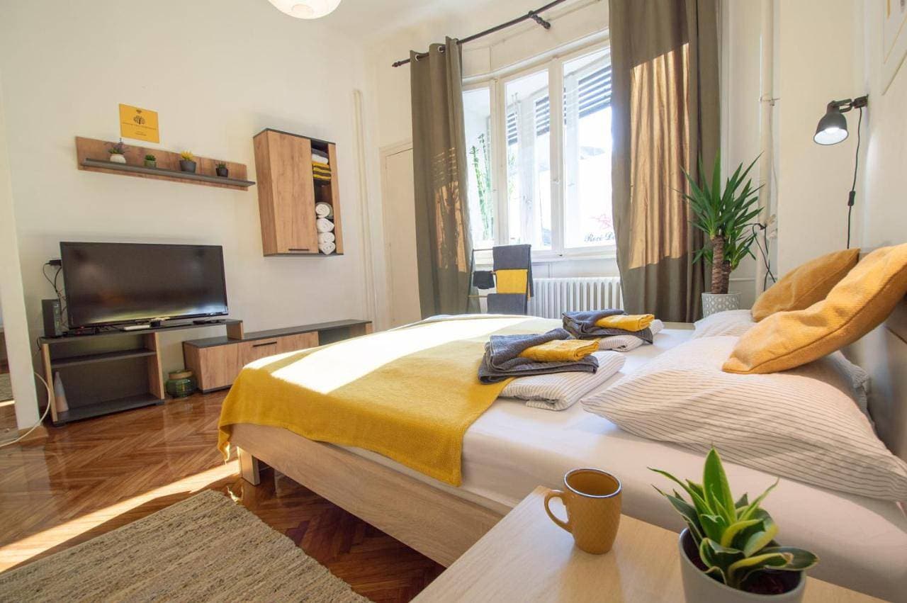 Studio by Main Square - High Ceilings - Fast Wifi 1