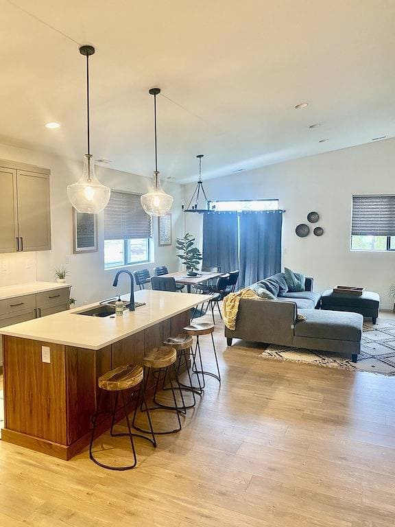 Foto 8 von 16: Clean, Comfortable, and Modern Cda Retreat inside Gated Community.