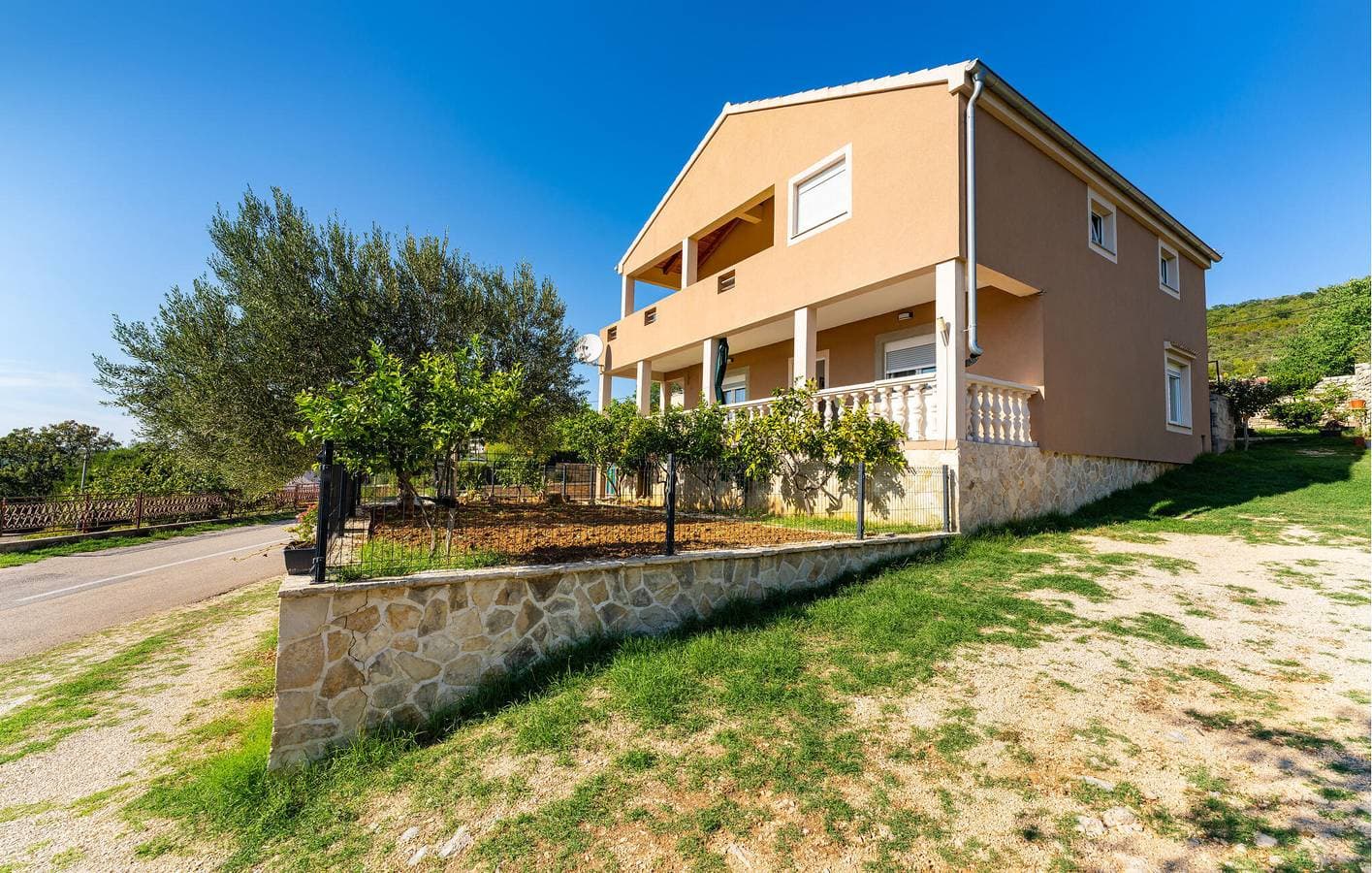 Gemütliche 70 m² große Ferienwohnung mit Meerblick, Terrasse, WLAN und Küche – 2 km bis zur Küste 1
