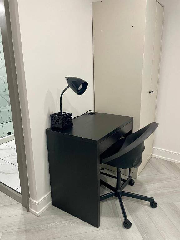Foto 8 von 30: Luxuriöses Zimmer mit privatem Bett und Bad im Untergeschoss in Toronto