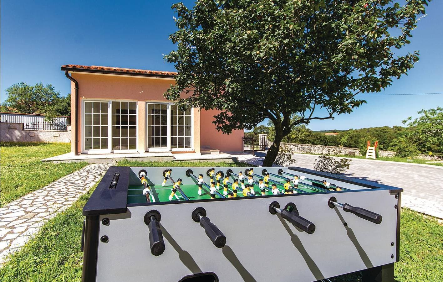 Foto 2 von 49: Charmante Unterkunft, 1,5 km von der Küste entfernt: Pool, WLAN, Terrasse und Parkplätze!