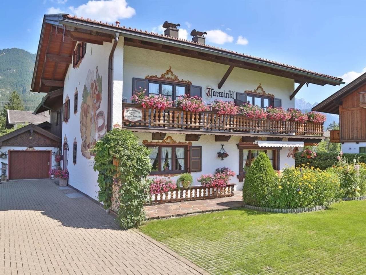 Foto 2 von 29: Ferienwohnung 'Nr. 2 Karwendel' mit Bergblick, Balkon und Wi-Fi