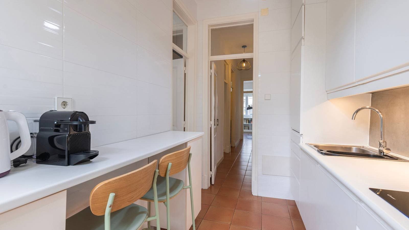 Foto 11 von 30: Private Terrace 2Bdr Apartment by LovelyStay